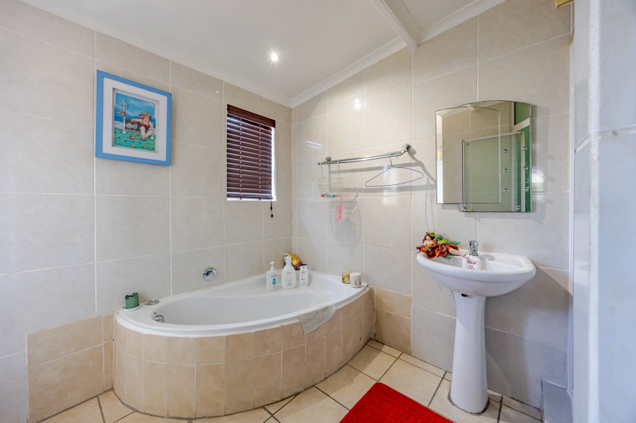 4 Bedroom Property for Sale in Oakdale Western Cape